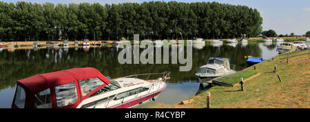 Les bateaux de plaisance sur la rivière Great Ouse, Denver, Denver, village d'Écluse, Norfolk, Angleterre, Royaume-Uni Banque D'Images