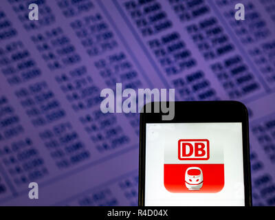 La Deutsche Bahn, compagnie vu le logo affiché sur le téléphone intelligent. Banque D'Images