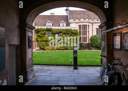 Le premier tribunal de Christ's College de Cambridge vu par la grande porte. Banque D'Images