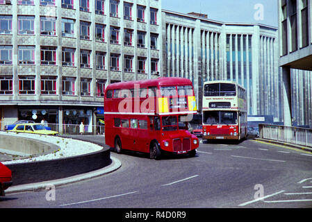 Image réalisée à partir d'une couleur d'un London Routemaster RM584 Le bus était soupçonné d'avoir été mis à l'essai à Sheffield en mai 1989 l'idée était d'utiliser du Routemaster dans Sheffield City mais il n'est pas venu pour beaucoup et l'idée a été abandonnée. Au sein de l'image le Routemaster est au centre de la ville et conduit autour du disparu et régénérée 'trou dans la route' rond-point. Le bus s'approchant du rond-point est un Dennis Alexander et dirigée par le sud du Yorkshire le transport. Banque D'Images