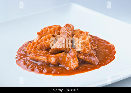 La cuisine espagnole de boeuf avec sauce tripes callos Banque D'Images