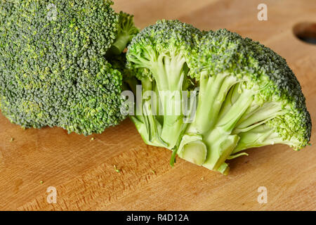 Les morceaux de brocoli à la vapeur seulement sain vert Banque D'Images