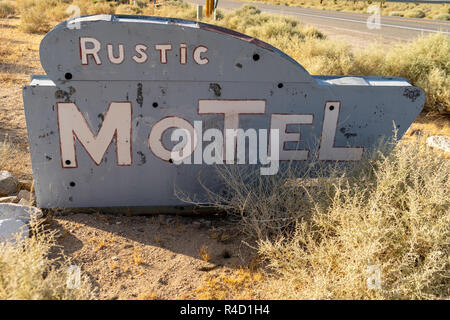 Close up d'un générique abandonnés rétro rustique motel sign est en train de s'effondrer et en décomposition dans la Californie deser Banque D'Images