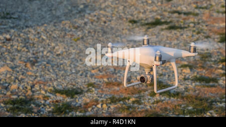 Le drone, planant au-dessus du sol Banque D'Images