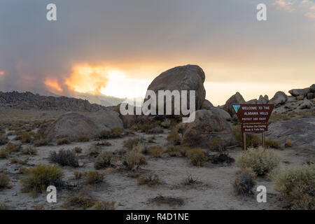 8 JUILLET 2018 - Lone Pine, CA : Inscrivez-vous pour l'Alabama Hills dans l'Est de la Sierra, comme un incendie de forêt fait rage dans l'arrière-plan Banque D'Images