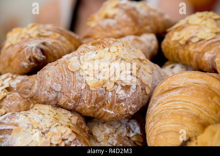 Des biscuits frais croissants pâtisseries moelleuses Banque D'Images