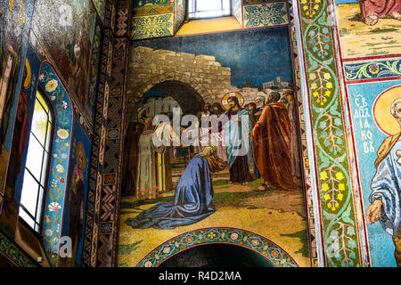 Gros plan à l'intérieur de l'Église du Sauveur sur le sang renversé (Cathédrale de Résurrection du Christ) représentant la scène religieuse en mosaïques. Banque D'Images