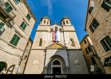 La façade extérieure de l'église Saint-Nicolas, une église orthodoxe serbe dans le centre de la vieille ville de Kotor, au Monténégro Banque D'Images