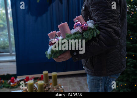 Un homme a acheté de très belles bougies de Noël en vente avant Noël et l'Avent Banque D'Images