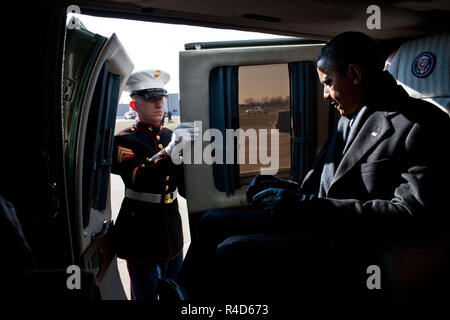 Le président Barack Obama arrive à bord de l'un à l'aéroport municipal d'Osawatomie-Paola in Osawatomie, Kan., le 6 décembre 2011. (Photo Officiel de la Maison Blanche par Pete Souza) Banque D'Images