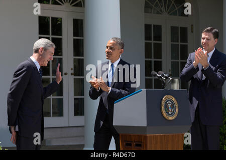 Le Directeur du FBI Robert Mueller reconnaît applaudissements pendant le président Barack Obama, dans la roseraie de la Maison Blanche, le 21 juin 2013. Le Président a annoncé James Comey, droite, comme son candidat pour réussir Mueller. (Photo Officiel de la Maison Blanche par Pete Souza) Banque D'Images