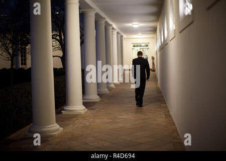 Le président Barack Obama promenades le long le long de la colonnade vers le bureau ovale. 2/26/09. Photo Officiel de la Maison Blanche par Pete Souza Banque D'Images