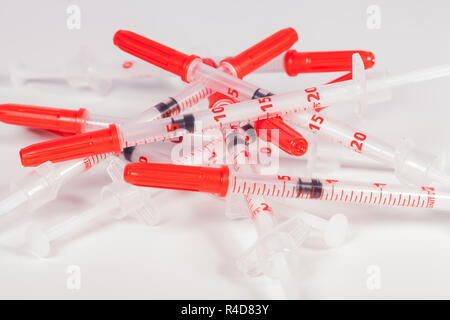 Petites seringues avec aiguilles hypodermiques et les caps du diabète médicaments Banque D'Images