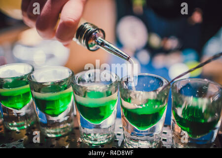 Un liquide vert dans des verres sur le comptoir permanent. barman préparer coups Banque D'Images