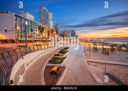 Promenade de Tel Aviv. Image de Tel Aviv, Israël pendant le coucher du soleil. Banque D'Images