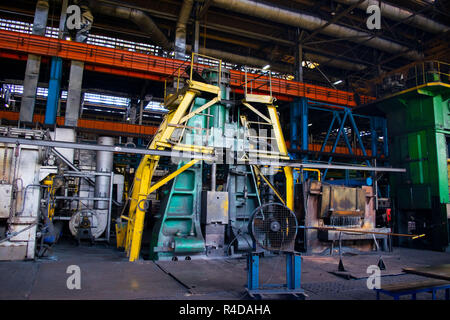 En appuyant sur la machine dans la grande boutique de forge industrielle. Appuyez sur la machine pour l'estampage, le fer et la fonte des métaux. Banque D'Images