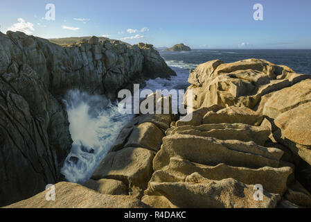 La mer bat fortement contre le granite abruptes de Xove, Galice Banque D'Images