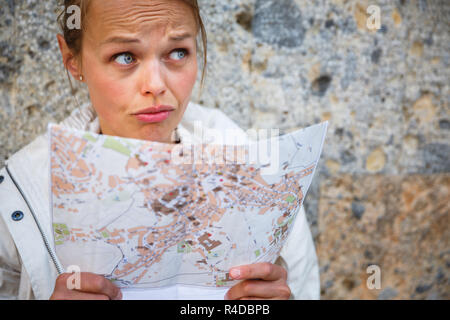 Femme avec une carte touristique découverte d'une ville étrangère (shallow DOF (tons de couleur libre) Banque D'Images