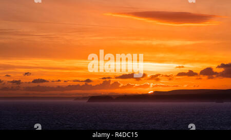 Lever du soleil au solstice d'été au point Pentire en Cornouailles du Nord Banque D'Images