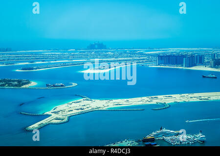 Vue aérienne de Palm Jumeirah Island avec des yachts de luxe à l'avant. Développement de Dubaï. Banque D'Images