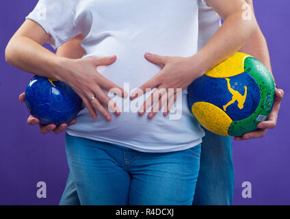 Pregnant Belly et boule de football. Ce sera un garçon Banque D'Images