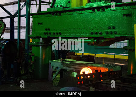 En appuyant sur la machine dans la grande boutique de forge industrielle. Banque D'Images