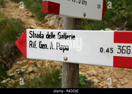 Plaquette avec texte de l'italien emplacement dans les montagnes. Strada delle Gallerie signifie de tunnels routes Banque D'Images