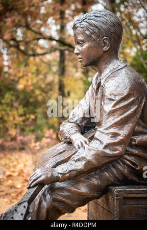 Sculpture en bronze de 11 ans Elvis Presley (partie d'un deux figure sculpture intitulée devenir) à la naissance d'Elvis à Tupelo, Mississippi. (USA) Banque D'Images