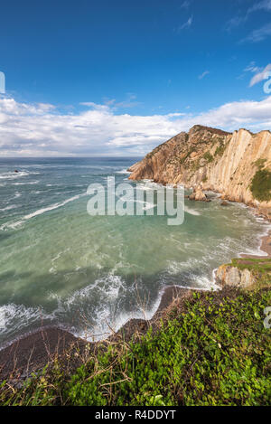 Bay et les falaises d'El silenio beach, Cudillero, Asturias, Espagne. Banque D'Images