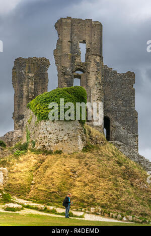 Les ruines historiques de Corfe Castle dans le comté de Dorset, Angleterre. Banque D'Images