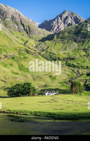 Achnambeithach chalet sur les rives du Loch Achtriochtan au pied d'Aonach Dubh, Glencoe, Highland, Lochaber, Highlands, Scotland, UK Banque D'Images