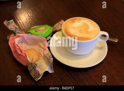 Cappucino et Amaretti (amarettini) sur table en bois clair. Banque D'Images
