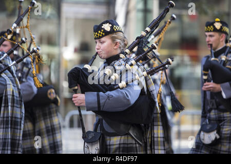 Les Cadets de West Point Pipes and Drums Band joue des marches et la 5ème Avenue jusqu'à la parade de la Fête des anciens combattants à Manhattan, New York City. Banque D'Images