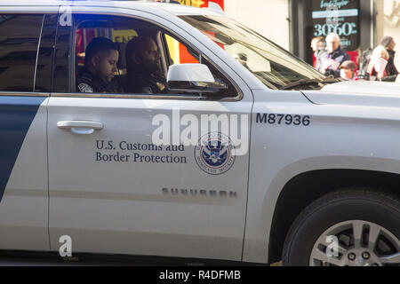 L'US Customs and Border Protection Agency sont représentés à la Journée des anciens combattants de 2018 parade à Manhattan, New York. Banque D'Images