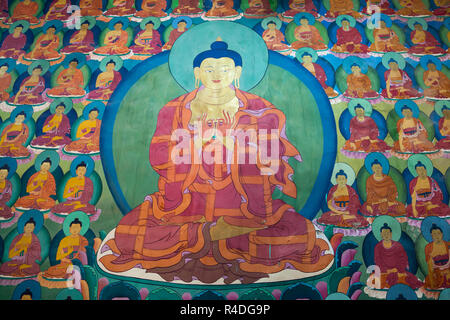 Colorful peinture murale représentant Bouddha, Chemrey Gompa du Ladakh, le Jammu-et-Cachemire, l'Inde Banque D'Images