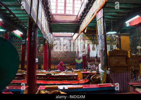 Le moine bouddhiste et de l'intérieur de Chemrey Gompa du Ladakh, le Jammu-et-Cachemire, l'Inde Banque D'Images