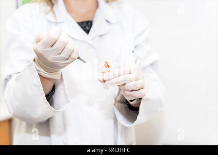 Les jeunes font de la recherche scientifique dans un laboratoire Banque D'Images