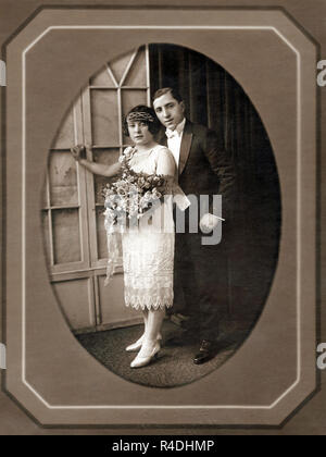 Vintage photo de mariage d'un couple au cours de l'ère de l'obturateur, vers 1920. Banque D'Images