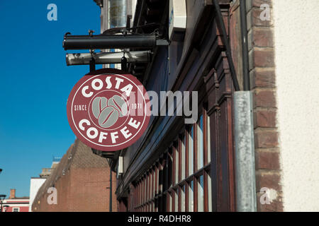 Derby, Derbyshire, UK : Octobre 2018 : Le Costa Coffee Sign Banque D'Images