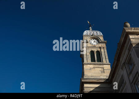 Derby, Derbyshire, UK : Octobre 2018 : Horloge de Derby et Guildhall Theatre Banque D'Images