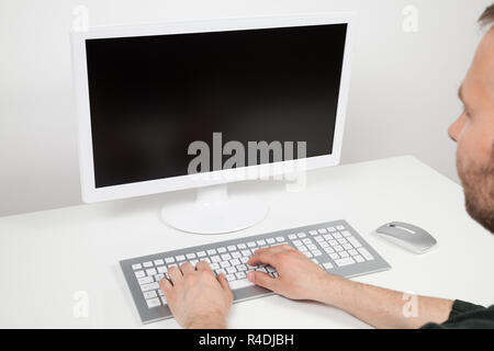 Man typing on computer Banque D'Images