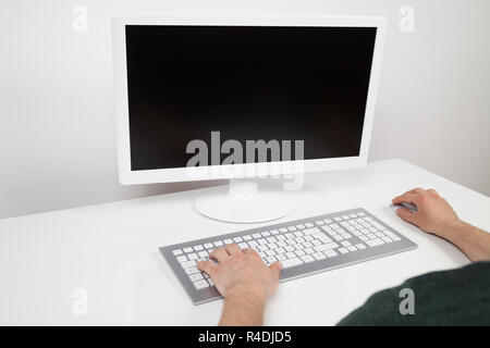 Man working on computer Banque D'Images