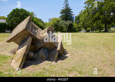 Astuce Les immeubles engloutis dans l'ouest de l'installation de la Sculpture Park sur Ponsonby Road par John Radford, Ponsonby, Auckland, Nouvelle-Zélande, NZ Banque D'Images