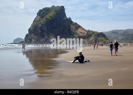 Piha beach avec le Rocher du Lion à l'arrière-plan, Nouvelle-Zélande Banque D'Images