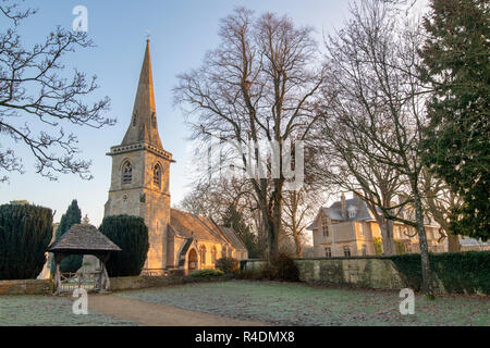 L'église Sainte Marie de Lower Slaughter village dans le novembre le gel. Lower Slaughter, Cotswolds, Gloucestershire, Angleterre Banque D'Images