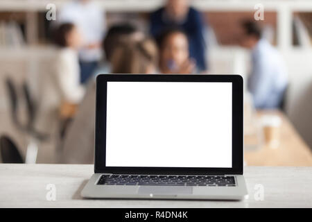 Ordinateur portable avec écran blanc sur la table de bureau, immersive Banque D'Images
