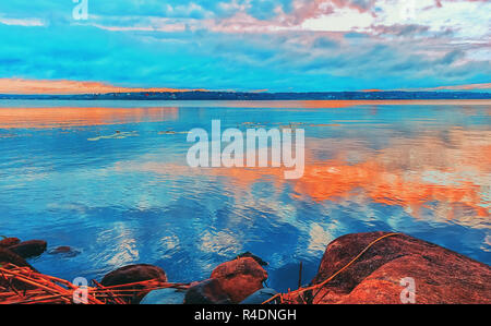 Nuits blanches et des couleurs vives sur le lac Onega en Carélie Banque D'Images