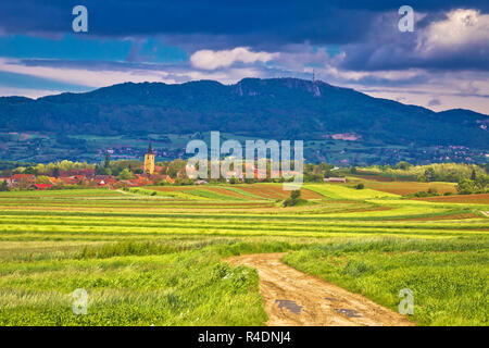 Village d'Miholec clocher de l'église et Kalnik Banque D'Images