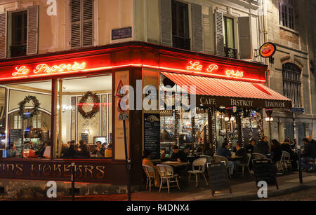 Le bistrot traditionnel français Le Progres la nuit, Paris, France. Banque D'Images