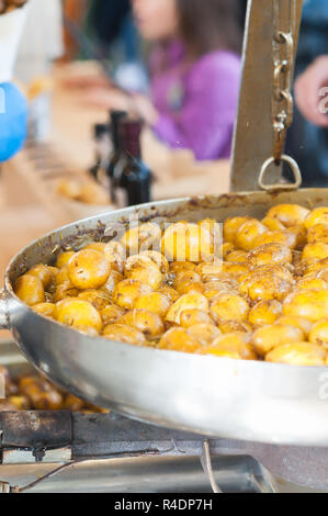 Pommes de terre nouvelles frit dans une casserole avec recette italienne : pommes salentina Banque D'Images